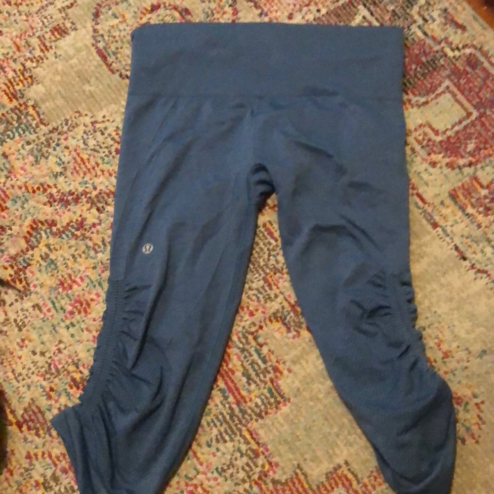 Lululemon scrunched Capri dry fit pant